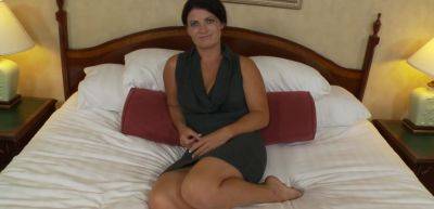 Sarah - 32 year old petite firecracker milf - inxxx.com