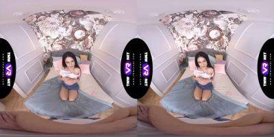 Mia Trejsi - Mia Trejsi gets wild with her petite body in virtual reality with no phone - sexu.com