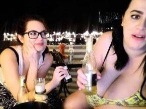 Webcam sex show featuring a brunette amateur MILF - drtuber