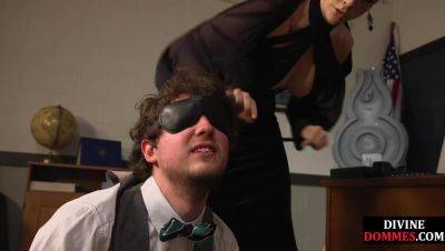 College domina pussylicked by blindfold sub while reading - hotmovs.com