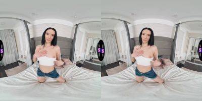 Jasmine - Jasmine Jayne's natural tits bounce as she experiences a mind-blowing orgasm in virtual reality - sexu.com