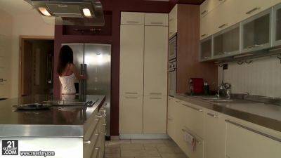 Betty Rixton - Gets A Laid In The Kitchen - hotmovs.com