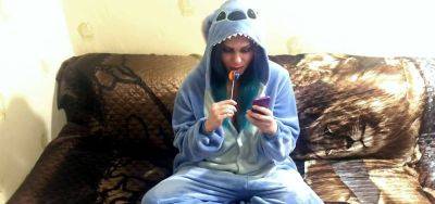 Emo girlfriend sucks lollipop and something else in Stitch cosplay - inxxx.com - Russia